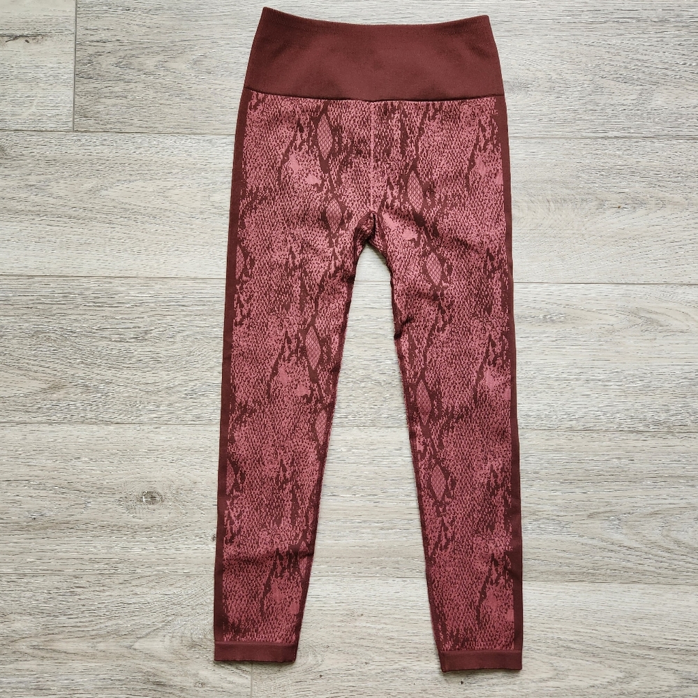 Fabletics Maroon High Waisted Seamless Snakeskin 7/8 Leggings Womens Small Red